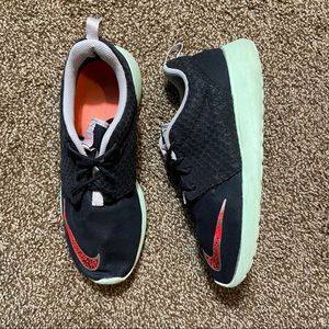 nike roshe black and pink